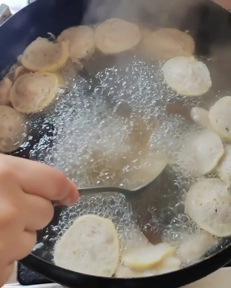 Zupa mieszana w głównym garnku po doprawieniu.