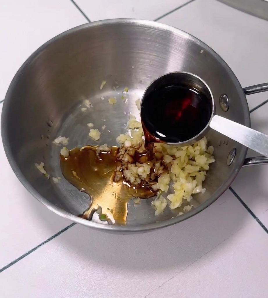 Miseczka z mieszanką czosnku, pasty chili i innych składników sosu.