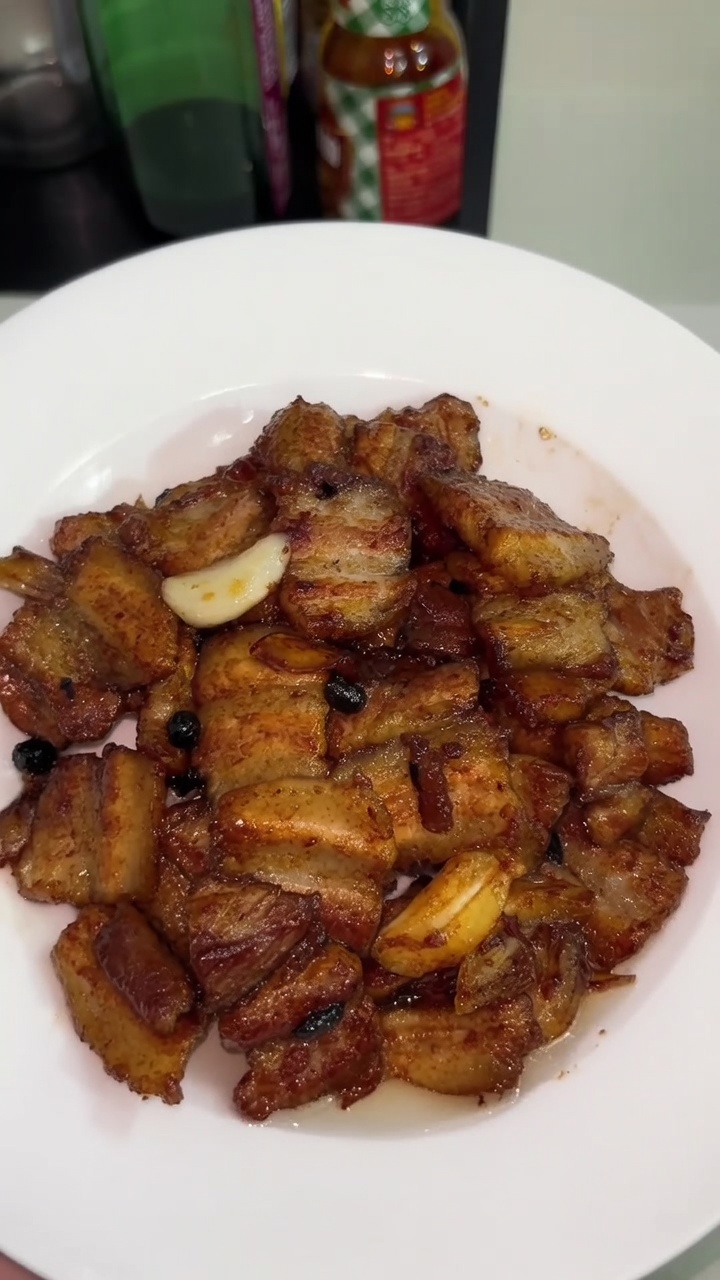 Soczysty boczek wieprzowy w sosie sojowym (豉油王炒五花肉)