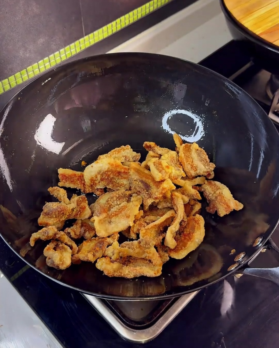 Usmażony boczek w woku stir-fry z czosnkiem i sosem sojowym.