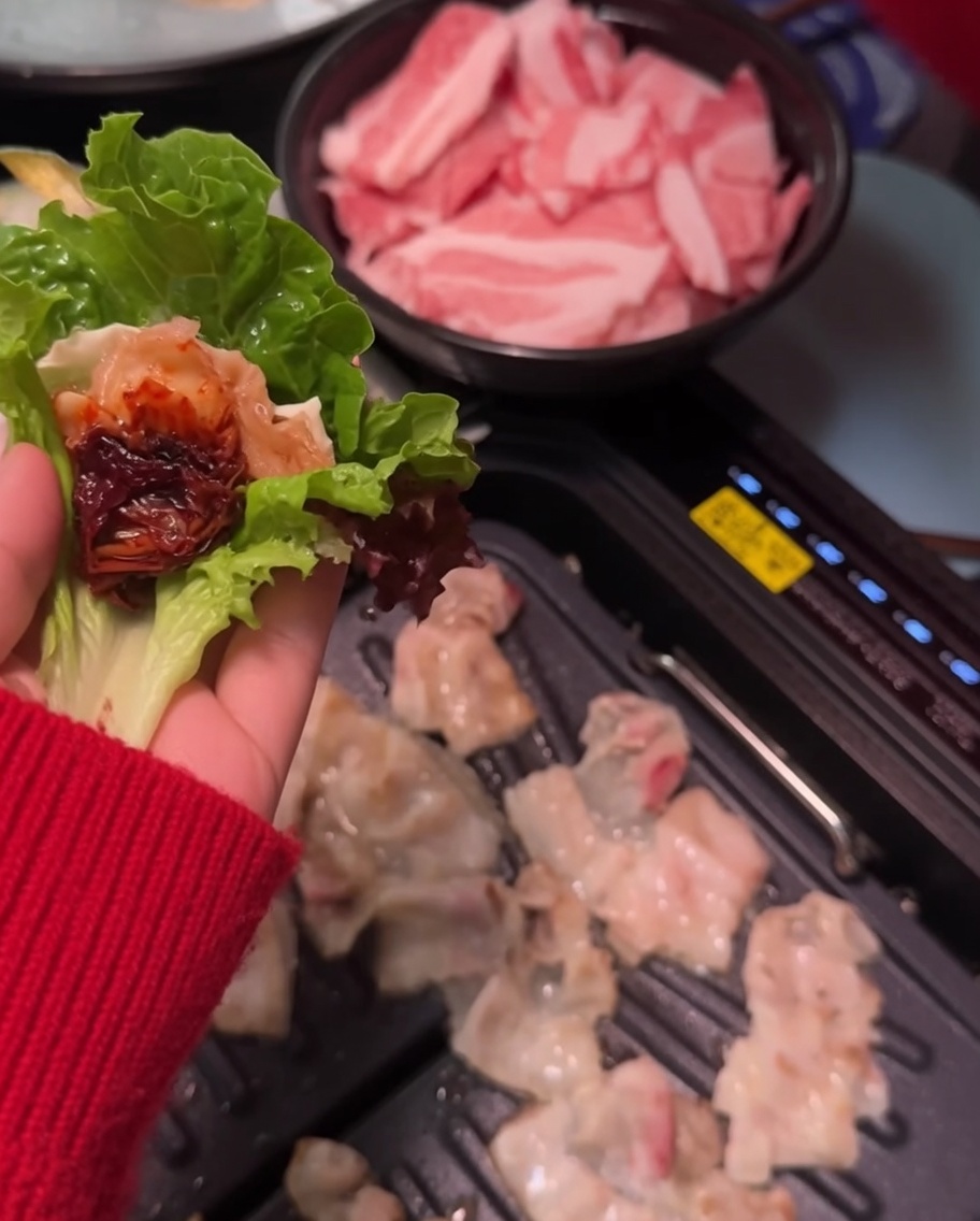 Pikantna pasta sojowa nakładana na kawałek boczku leżący na liściu.