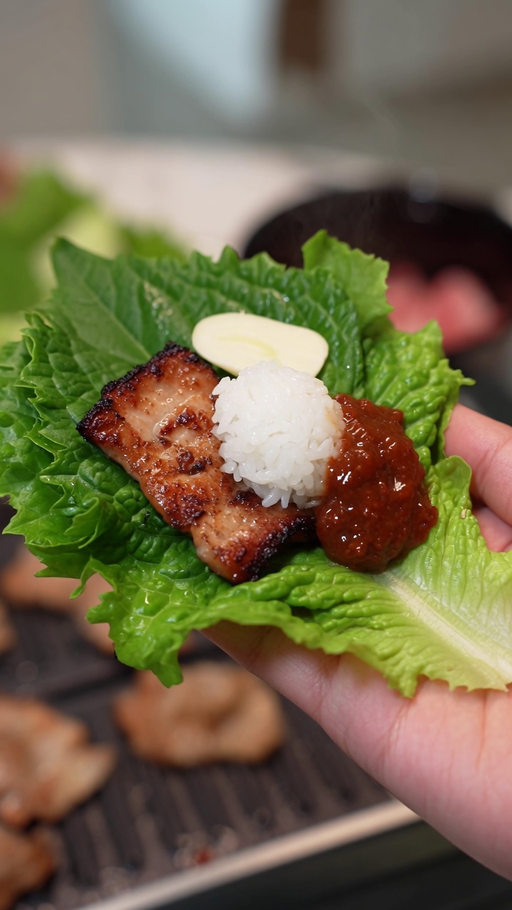 Tradycyjne koreańskie zawijasy z boczkiem (Samgyeopsal Ssam)