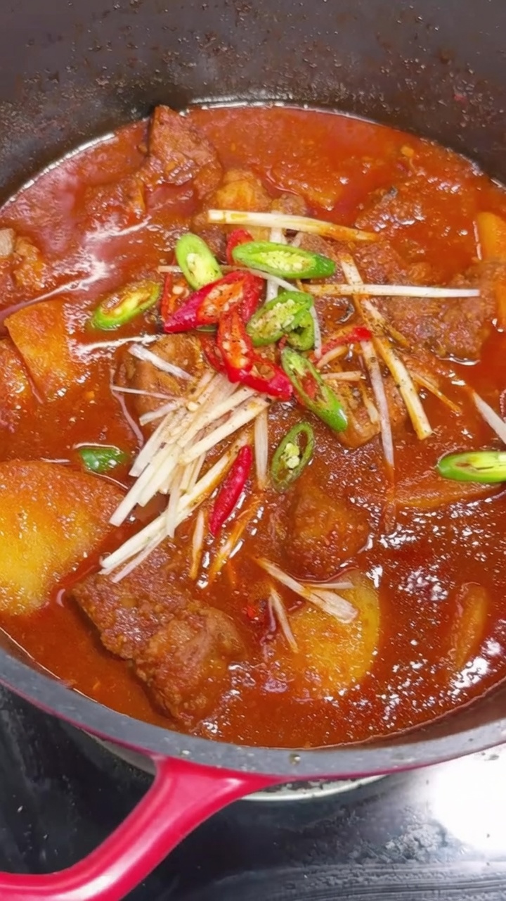 Koreańskie pikantne duszone żeberka wieprzowe (Maeun Galbijjim)