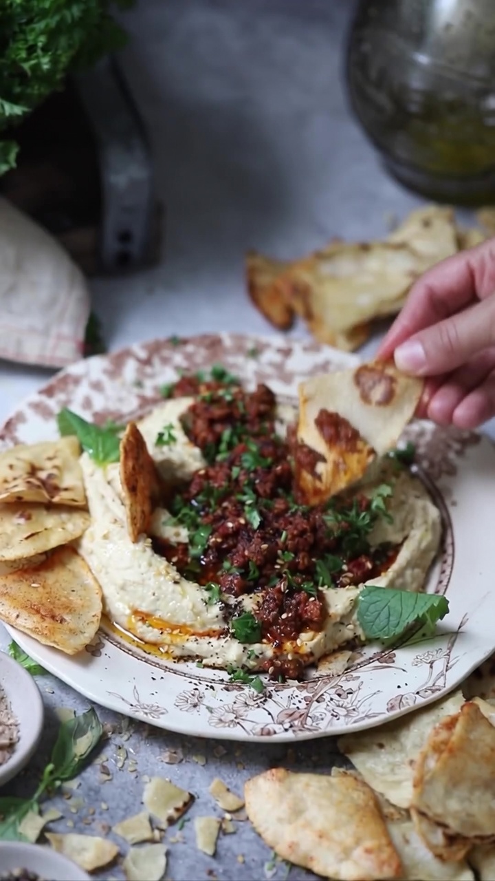 Hummus z pikantną mieloną wołowiną i domowymi chipsami z tortilli
