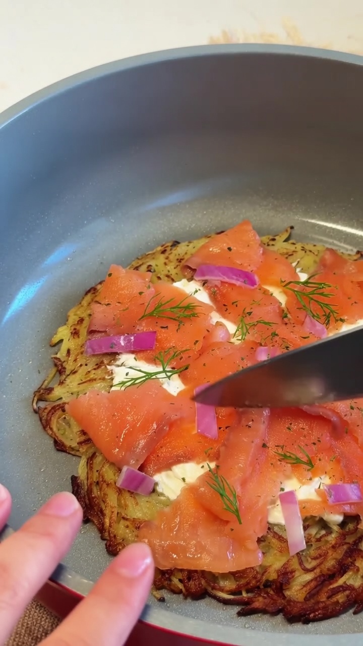Chrupiąca pizza ziemniaczana z wędzonym łososiem