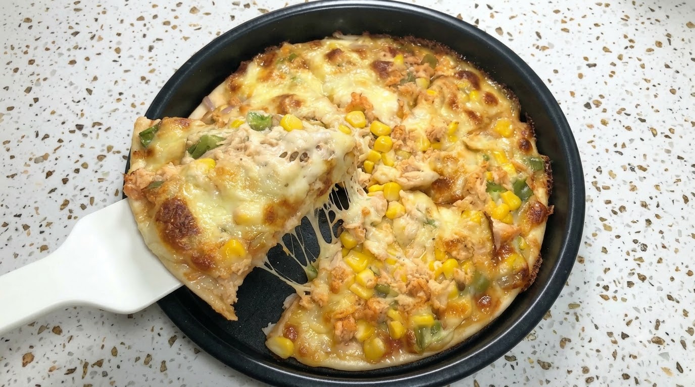 Domowa pizza z łososiem i kukurydzą