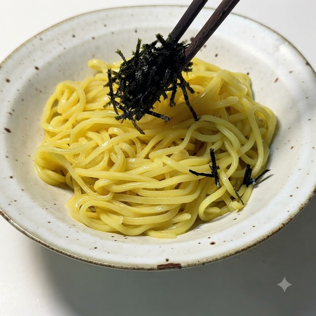 Posiekane wodorosty kładzione pałeczkami na wierzch makaronu ramen.