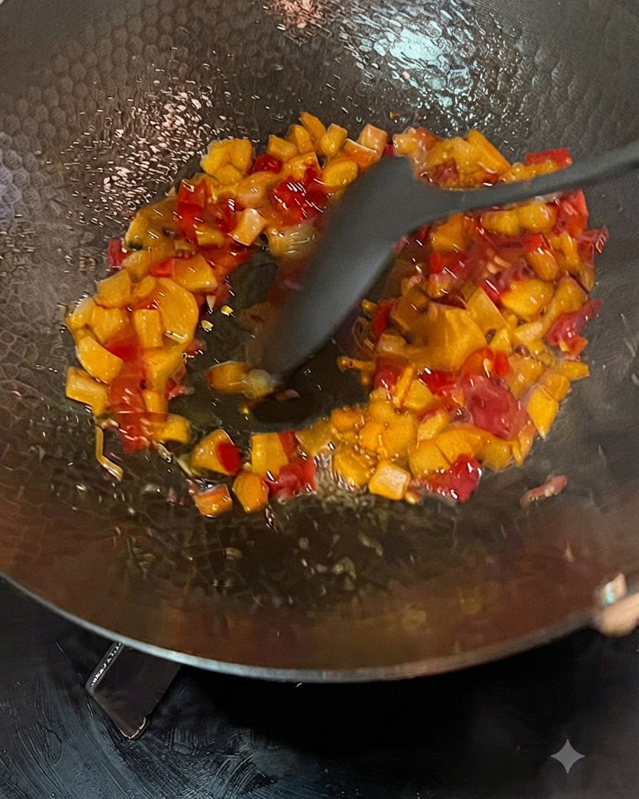 Bulion wlewany z dzbanka do woku z podsmażoną kiszoną rzodkwią i chili.