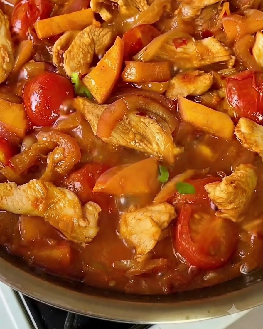 Świeżo ugotowane danie stir fry na patelni posypane jasnymi zielonymi kawałkami szczypiorku.