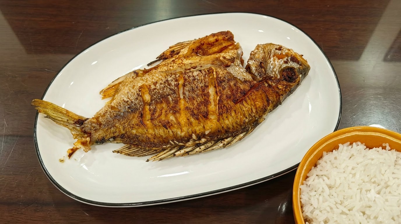 Klasyczny smażony lucjan z ryżem
