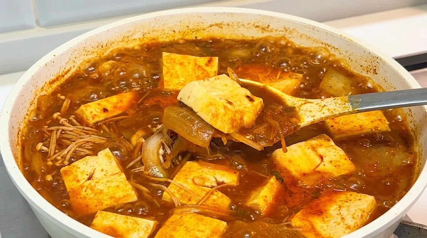 Super Prosta Koreańska Zupa Kimchi z Tofu (Kimchi Jjigae)