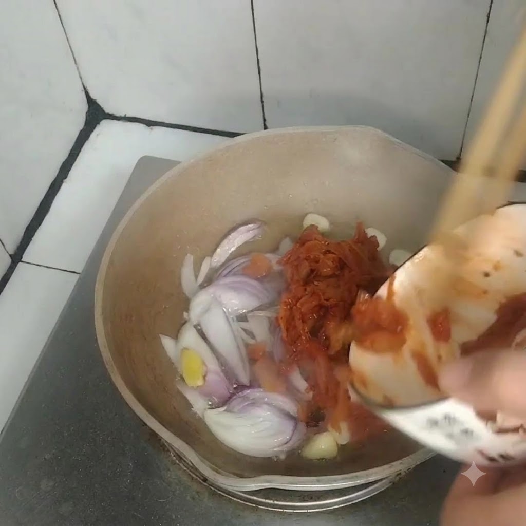 Kimchi wlewane z małej miseczki na patelnię zawierającą podsmażoną cebulę, czosnek i imbir.