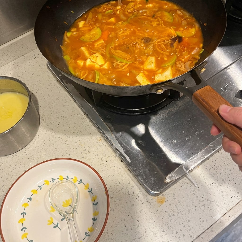 Koreańska pasta chili mieszana w gotującej się pikantnej zupie z warzywami i mięsem.