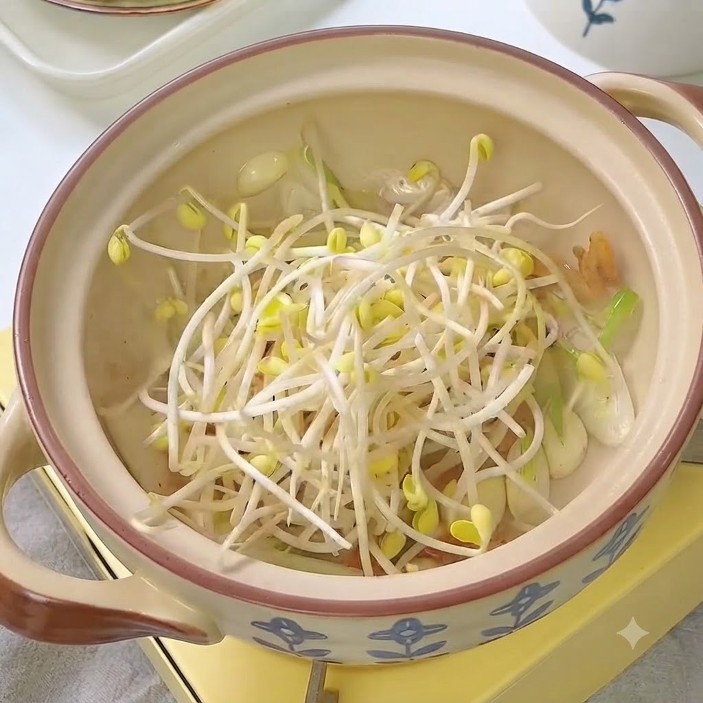 Świeże kiełki fasoli umieszczone w garnku z kimchi i warzywami aromatycznymi.