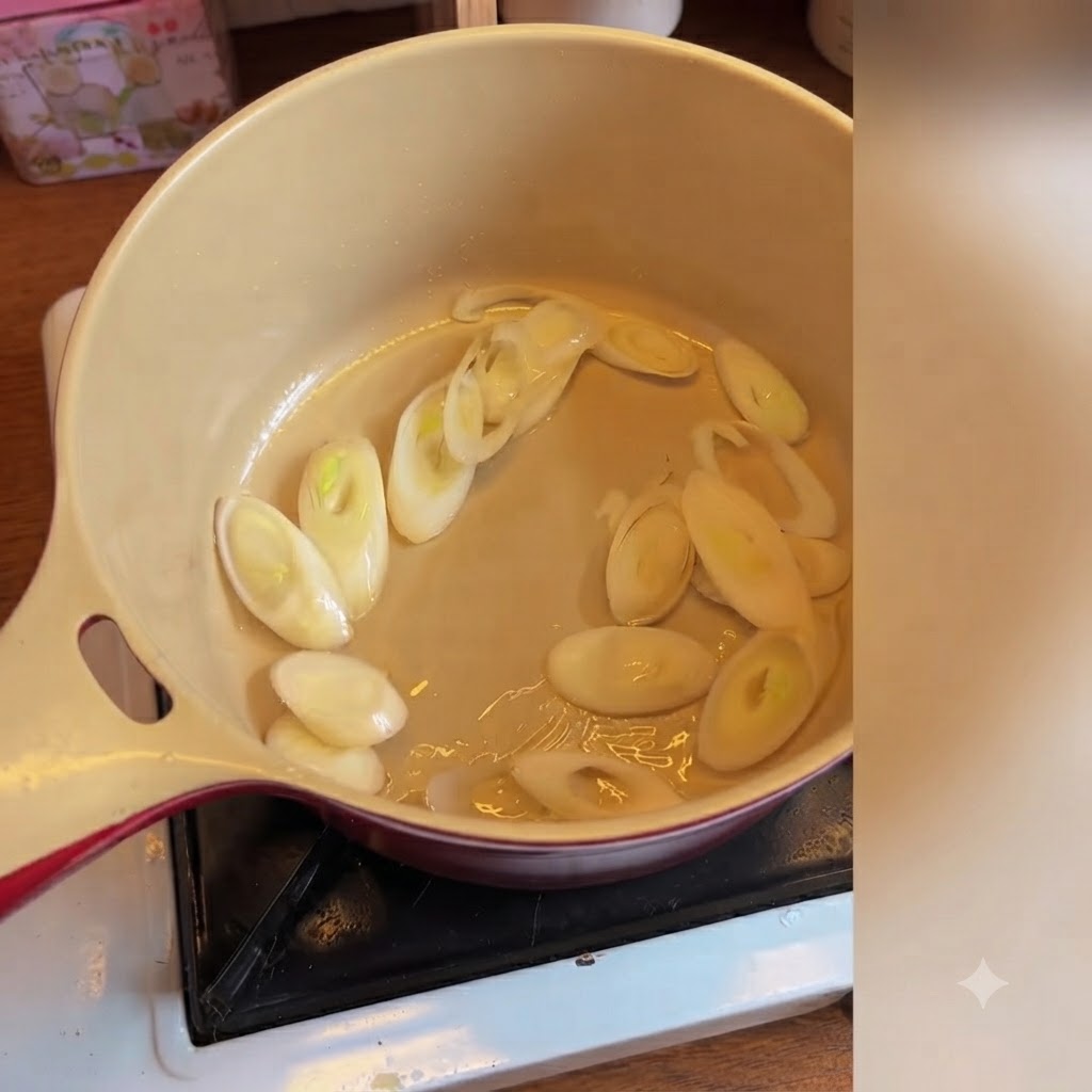 Koreańskie kimchi dodawane i mieszane z pokrojonym szczypiorkiem wewnątrz ceramicznego garnka.