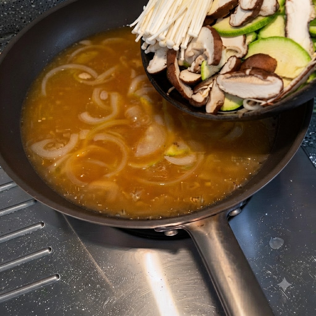 Talerz z pokrojoną cukinią, grzybami enoki i grzybami shiitake wsypywanymi do patelni z doprawionym bulionem.