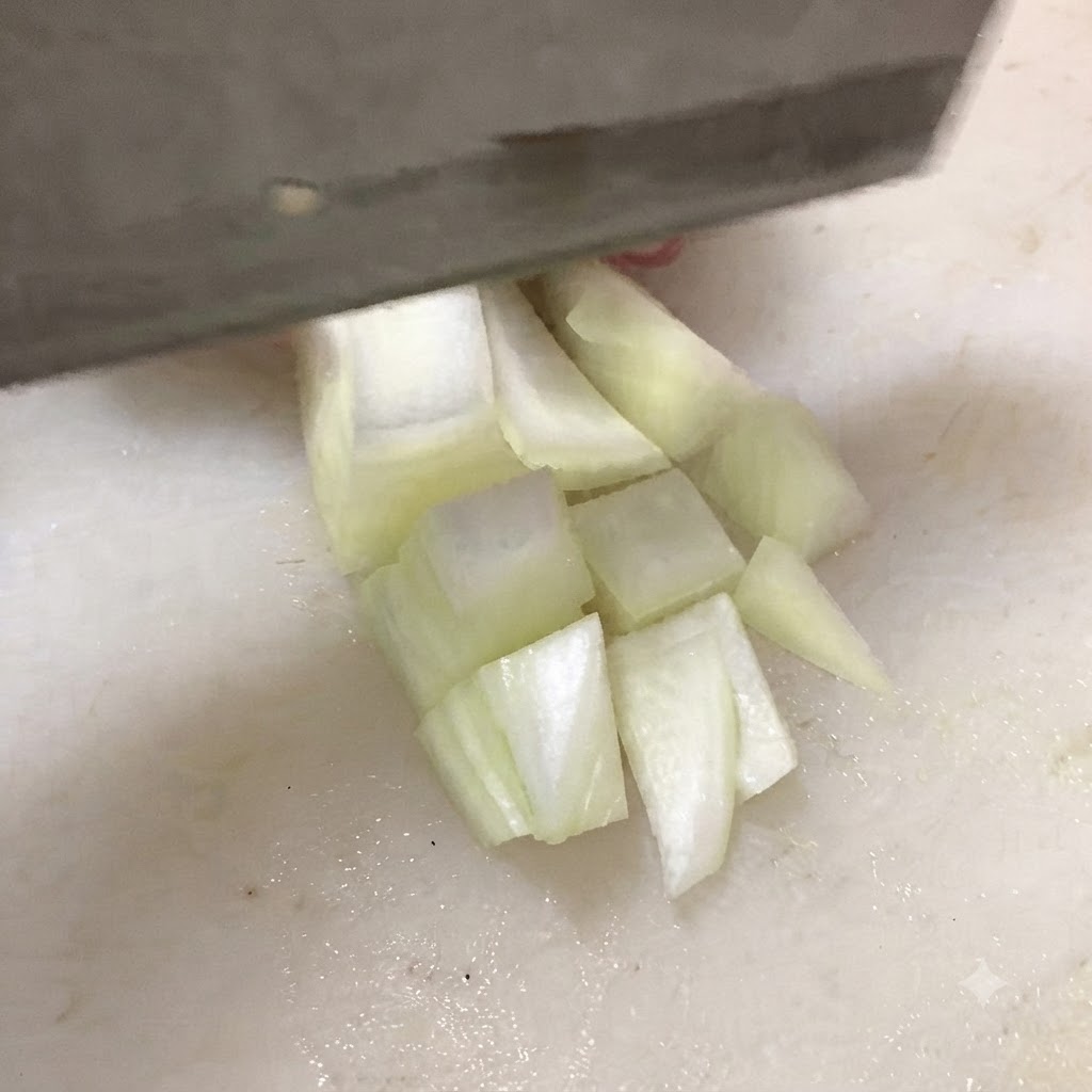Nóż krający jędrne tofu na grube kostki na białej desce do krojenia.