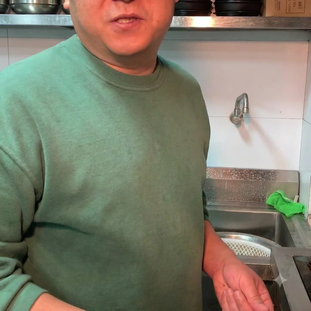 Posiekana zielona cebulka posypana na gotowy gulasz z pasty sojowej.