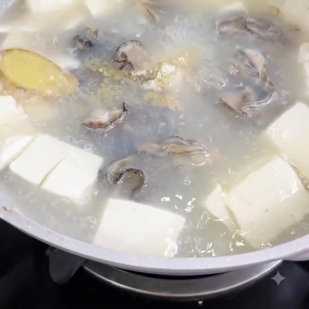 Biały pieprz w proszku posypywany do garnka z wrzącą zupą z kostkami tofu i ostrygami.