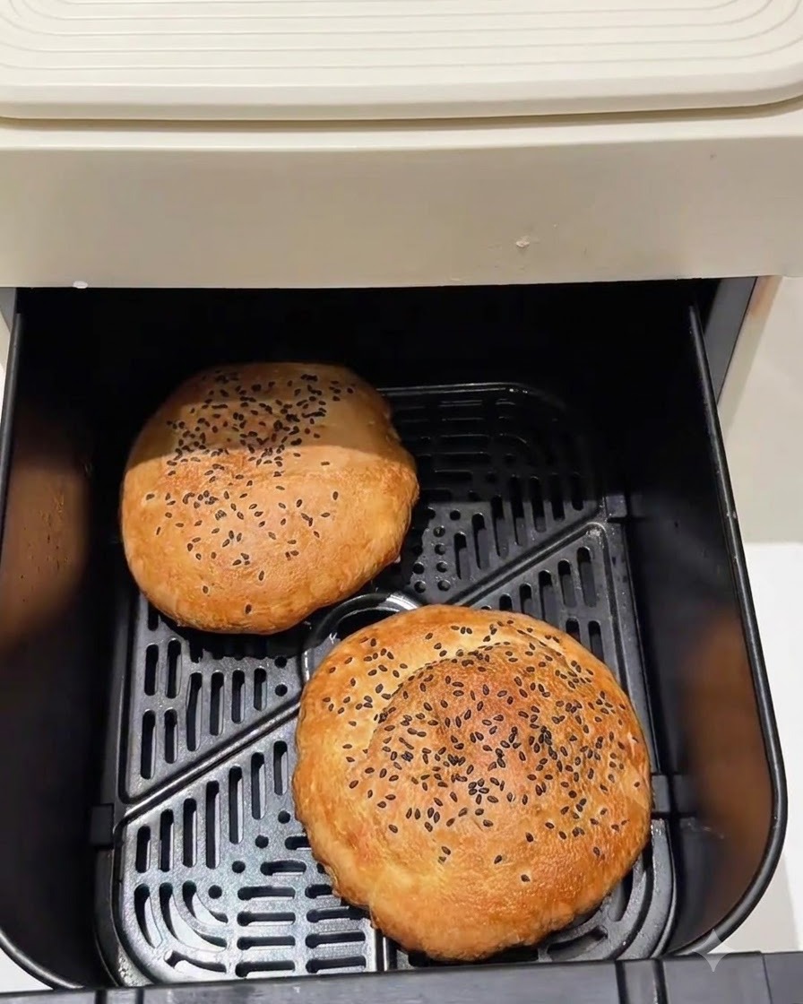 Upieczone bułki do burgerów leżące w koszu frytkownicy powietrznej.