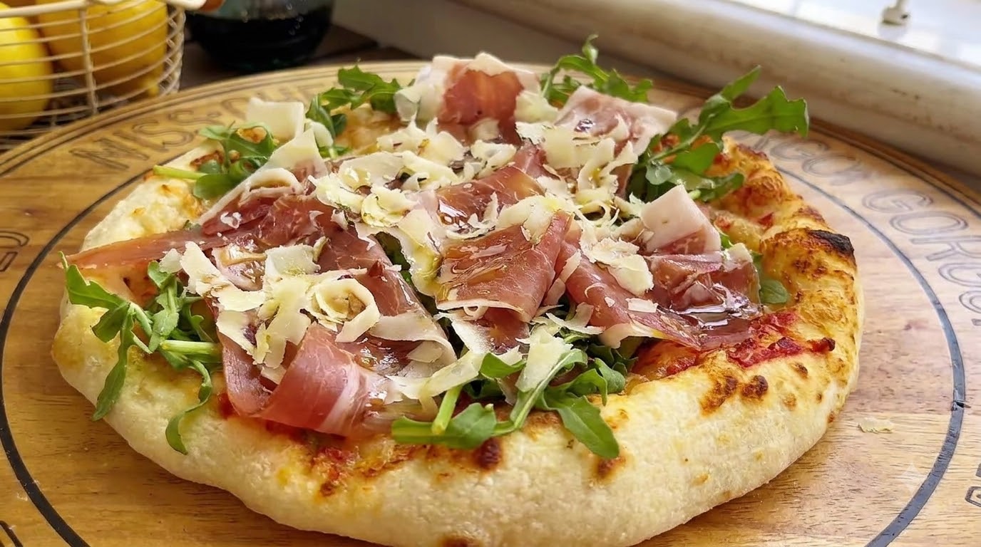 Klasyczna Włoska Pizza z Szynką Parmeńską