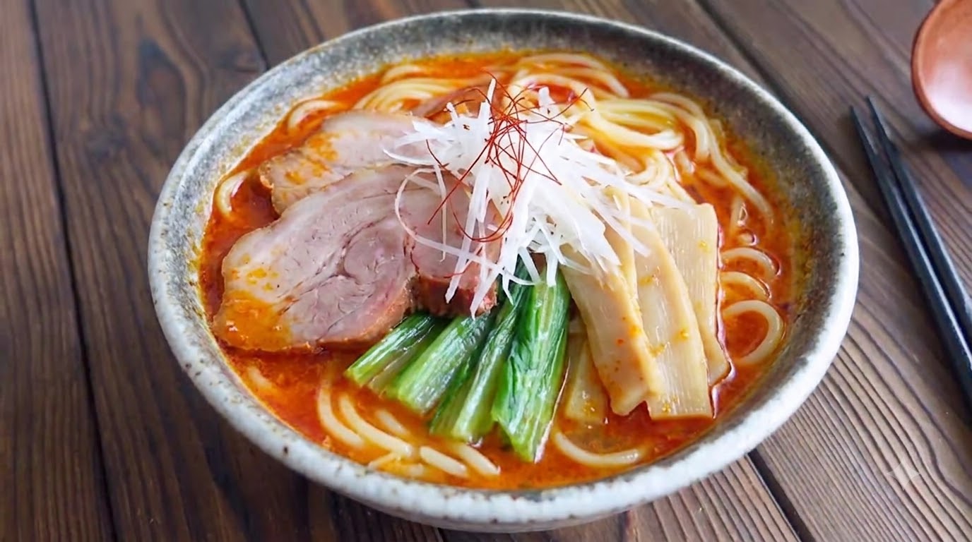 Japoński pikantny ramen miso z chashu