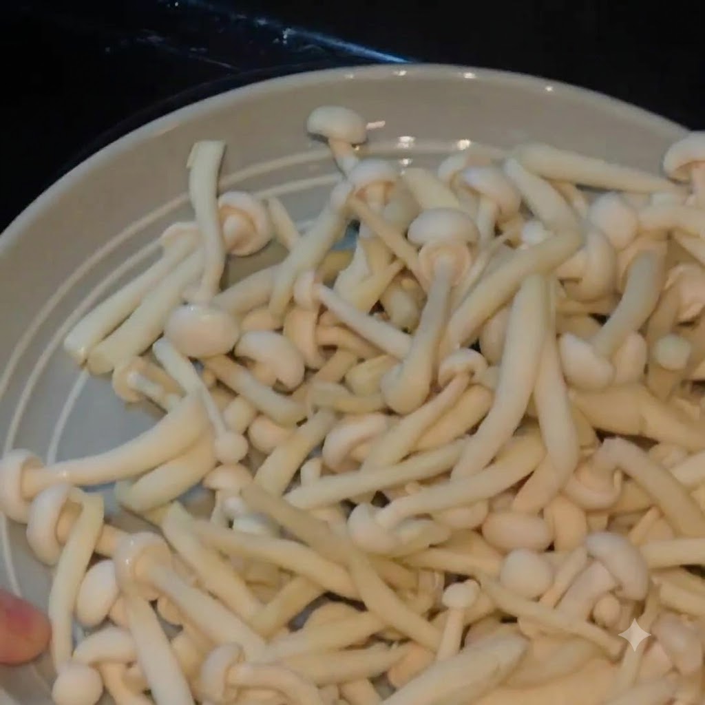 Grzyby seafood mushrooms na talerzu, gotowe do dodania do garnka.