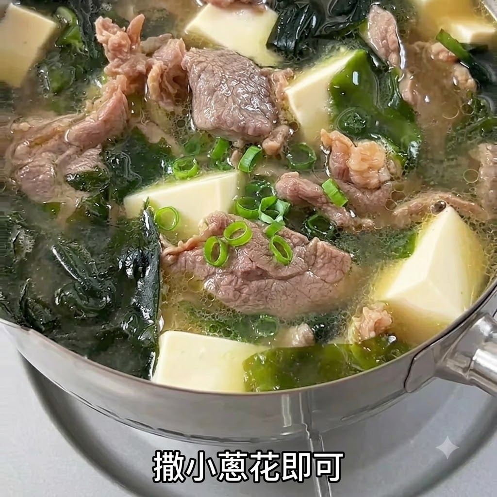 Świeżo posiekana zielona cebulka rozsypywana na parującą miskę zupy z wołowiną i tofu.