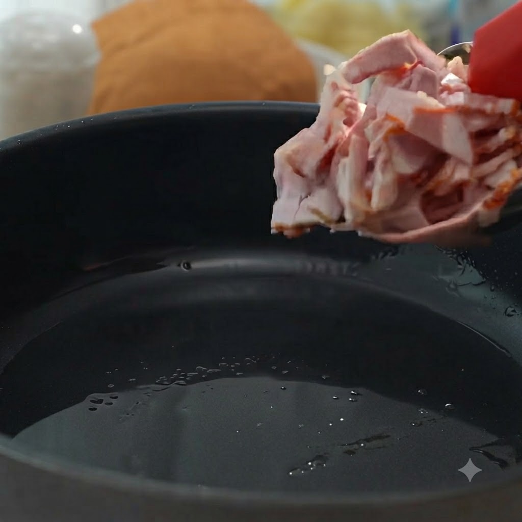 Kawałki boczku dodawane na patelnię do usmażenia na chrupko i brązowo.