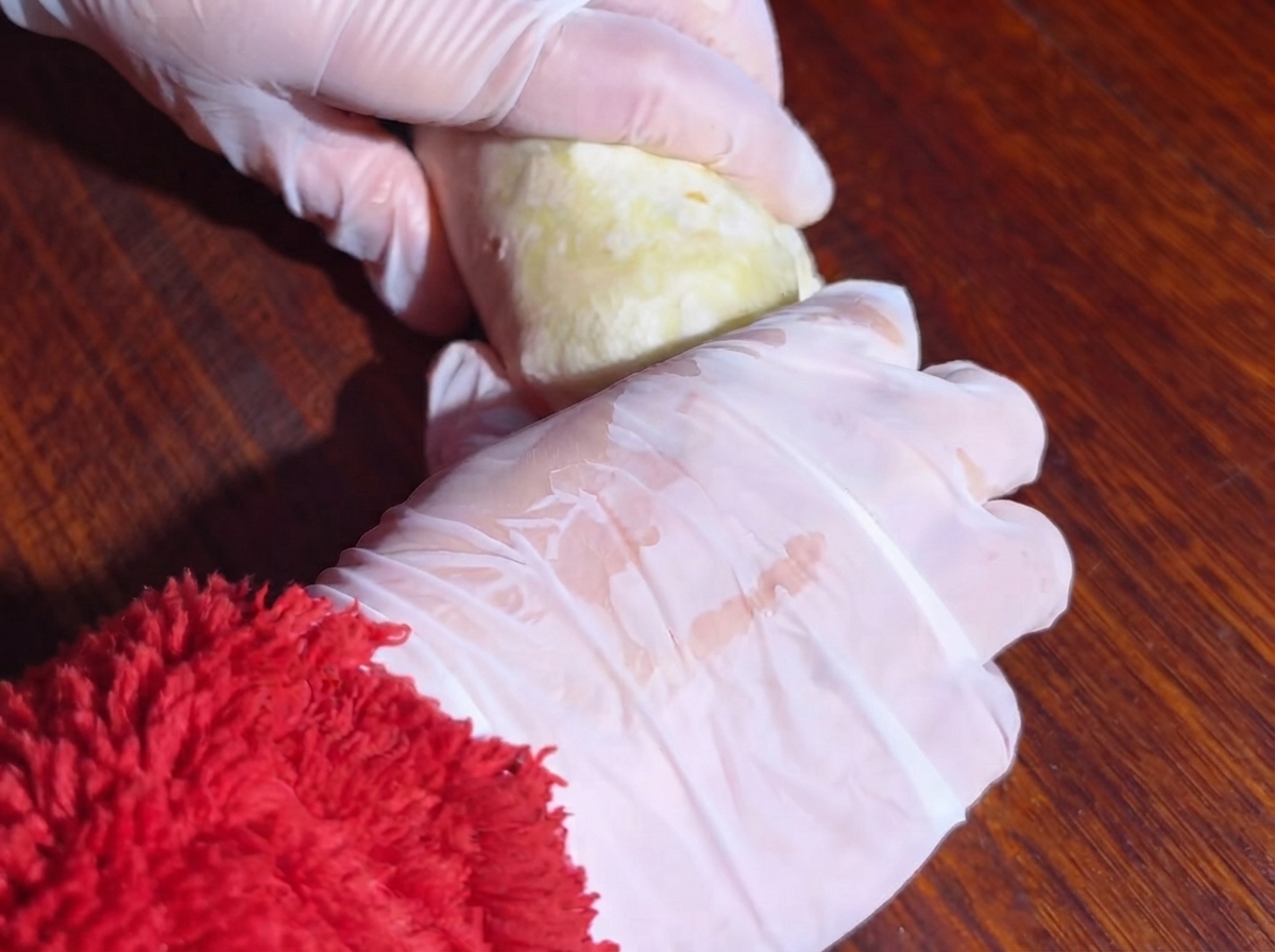 Zwinięte burrito smażone na patelni na złoty kolor.