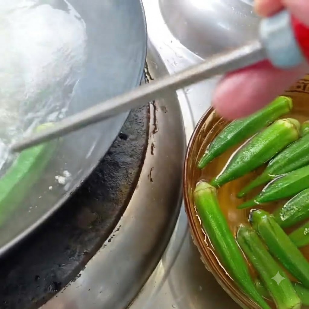 Okra blanszowana w garnku z wrzącą wodą obok miski z namoczoną okrą.