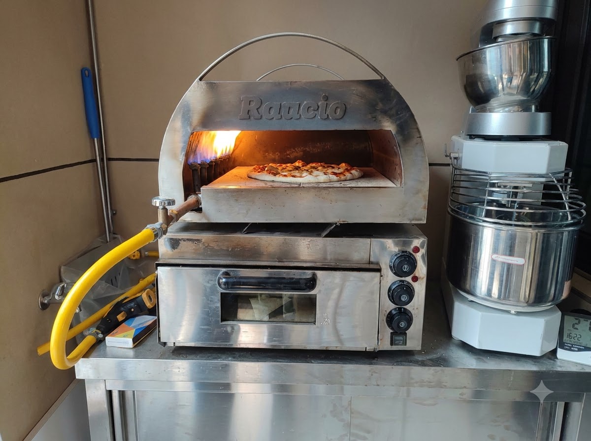 Pizza piekąca się w małym stalowym piecu z widocznym w tle potężnym płomieniem.