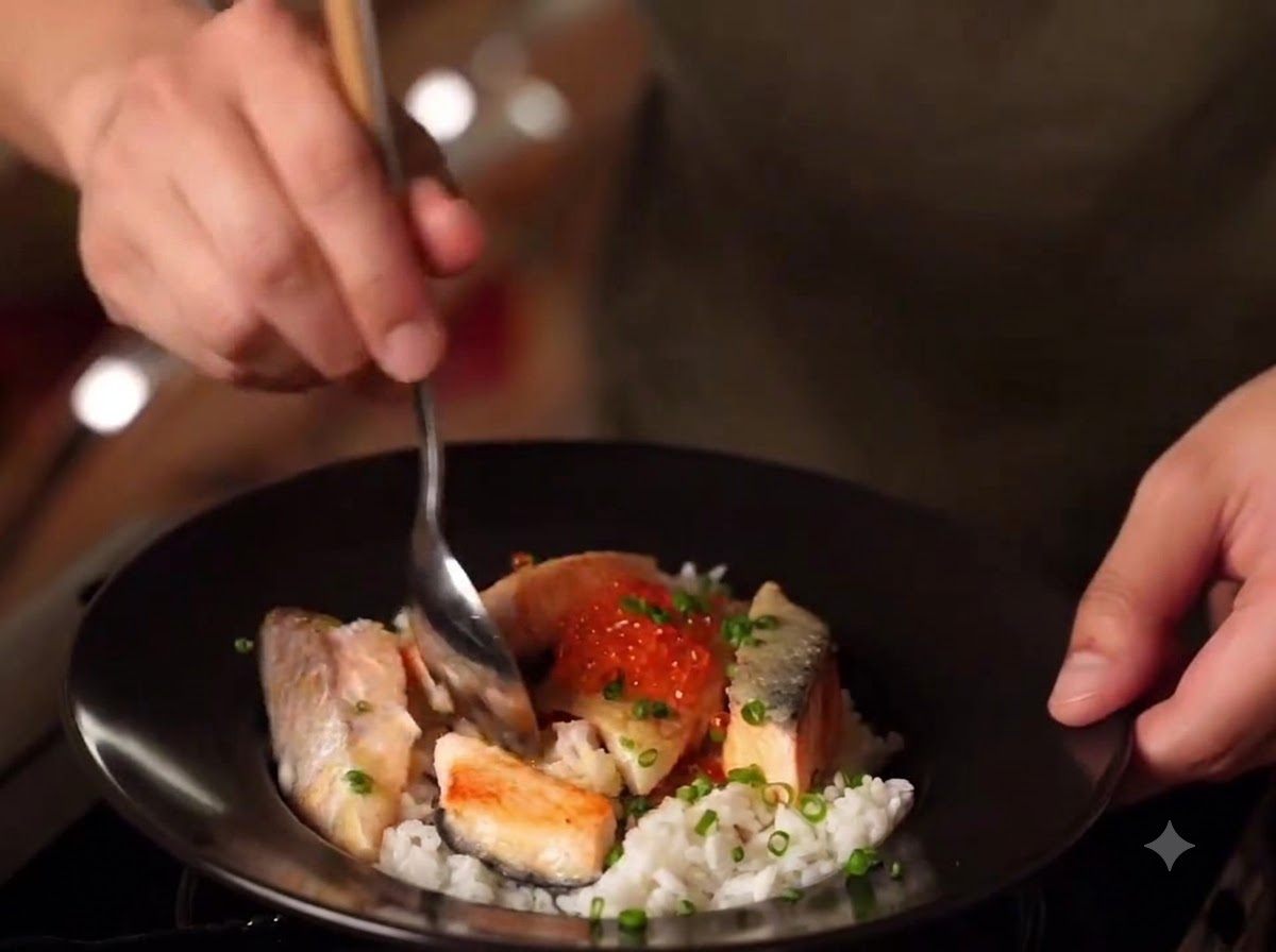 Zbliżenie na gotową miskę Miso Salmon Oyakodon z ryżem, obsmażonym łososiem, ikrą i zieloną cebulką.