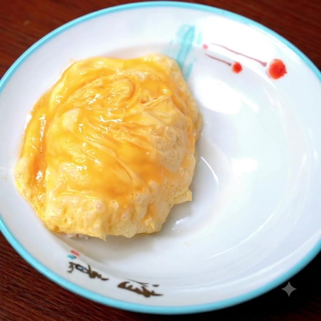 Brokuły, ziemniaki, marchew i kukurydza duszące się razem w garnku z bogatym sosem curry.