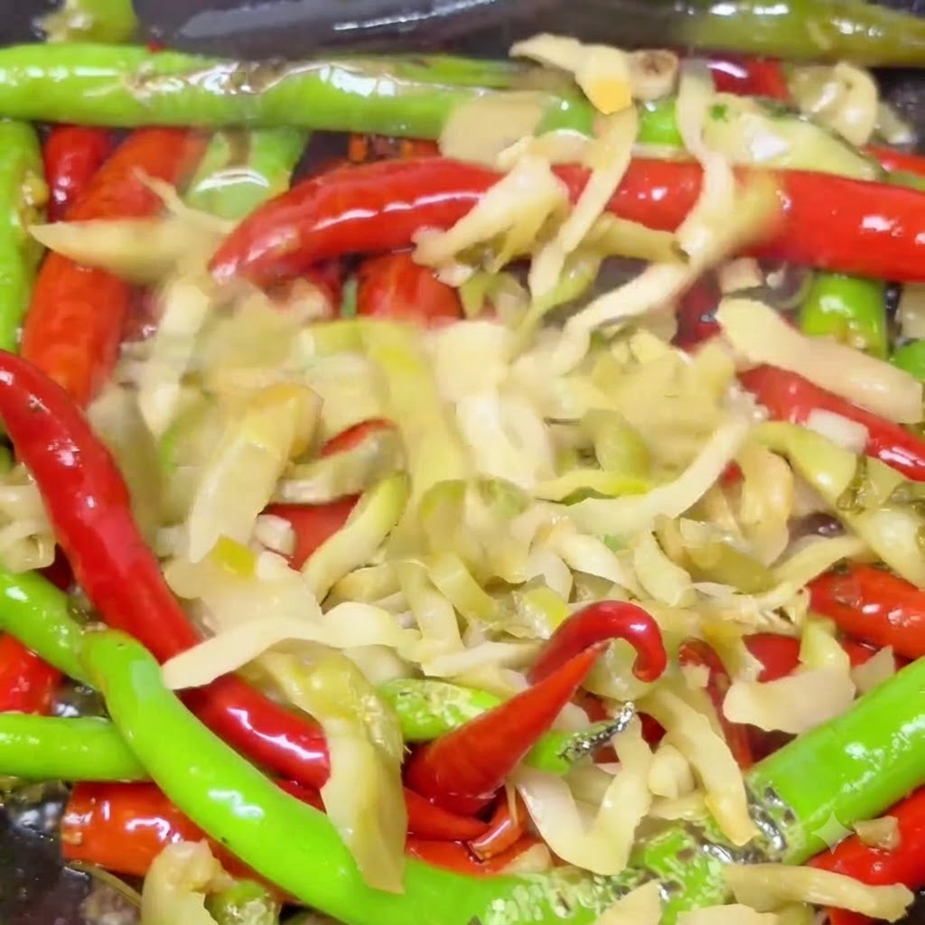 Kiszony musztardowiec wymieszany z przypieczonym czerwonym i zielonym chili smażony w gorącym woku.