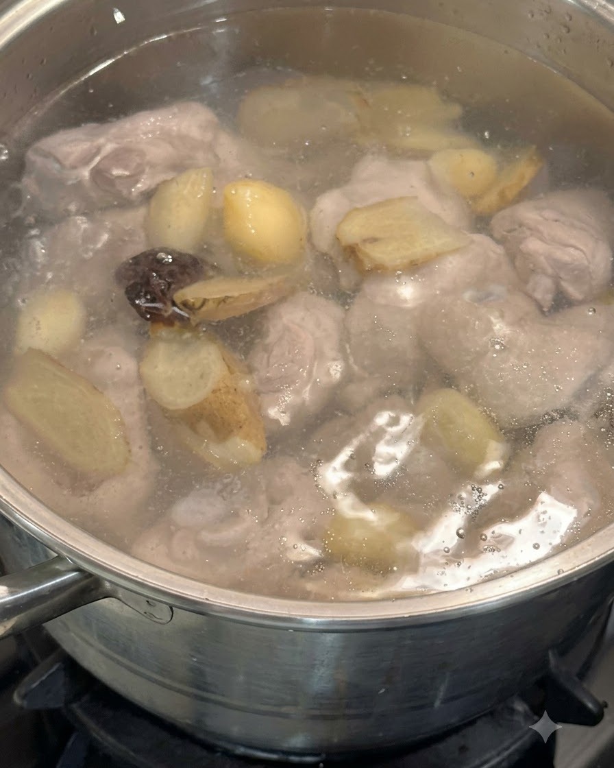 Grzyby shiitake i woda z moczenia grzybów dodawane do garnka zawierającego podudzia kurczaka i włoszczyznę.
