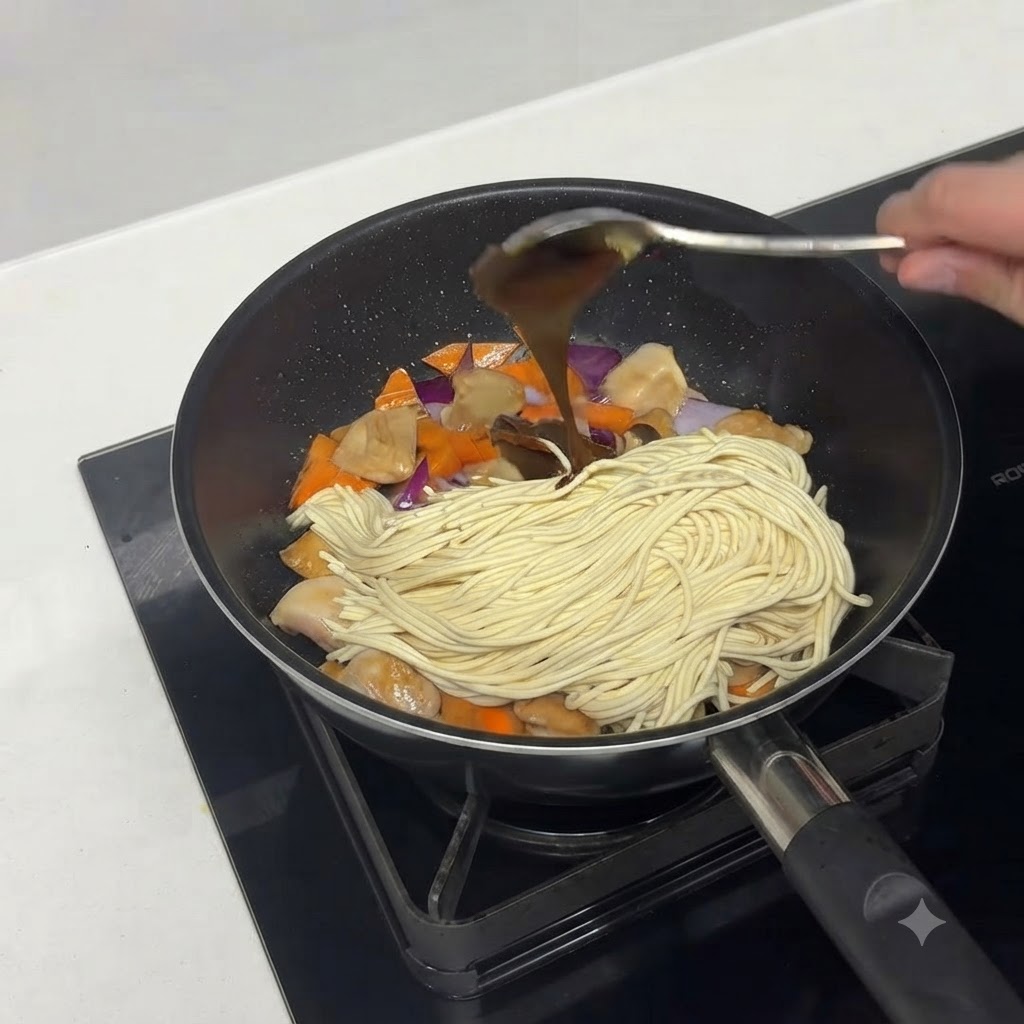 Pasta lub kostki curry dodawane do składników na patelni.
