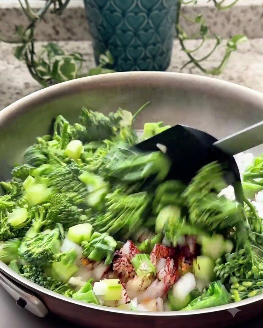 Posiekany brokuł i aromaty smażone na patelni za pomocą czarnej łopatki.