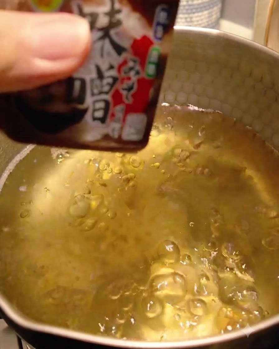 Pasta miso dodawana i rozpuszczana w bulionie dashi.