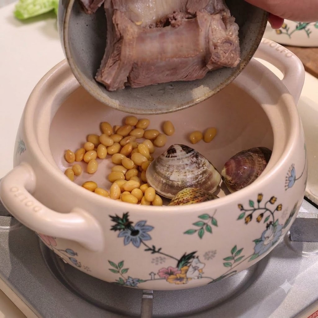 Zblanszowane żeberka wieprzowe wsypywane do białego ceramicznego garnka zawierającego soję i małże.