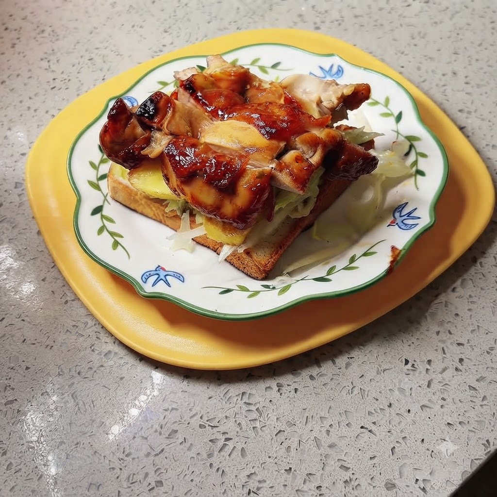 Gotowa kanapka z kurczakiem teriyaki i ananasem podana na żółtej tacy, gotowa do polania sosem i podania.