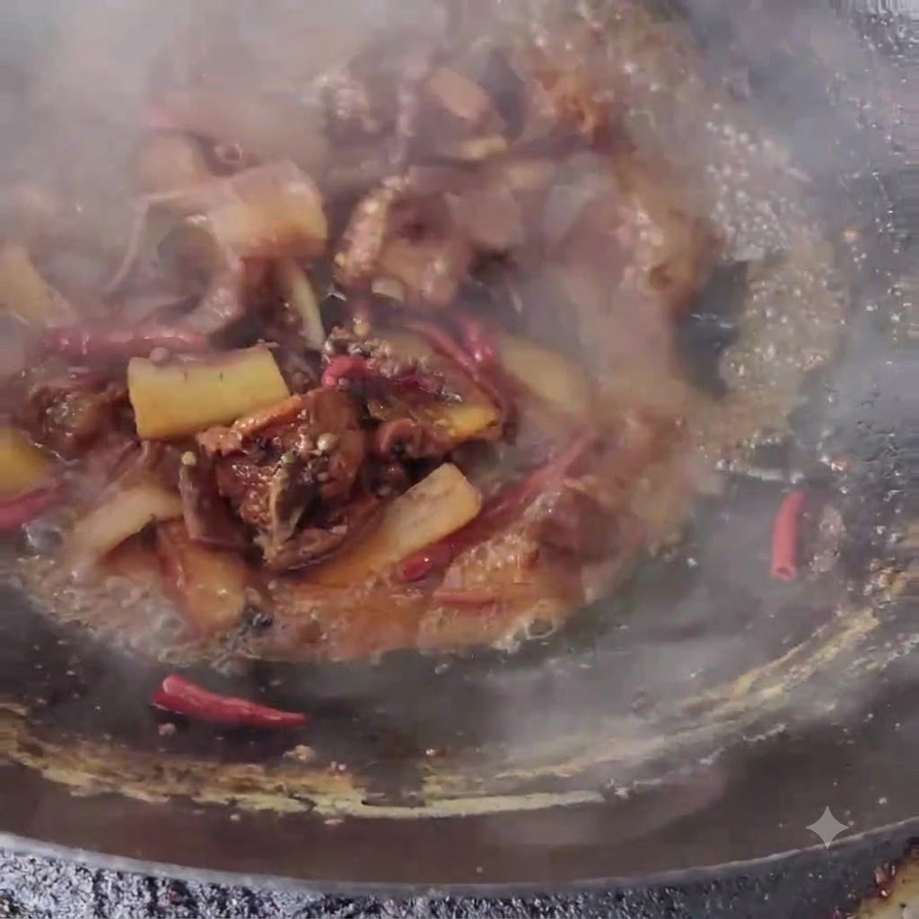 Paski boczku wieprzowego smażone w woku z sosem i składnikami aromatycznymi.