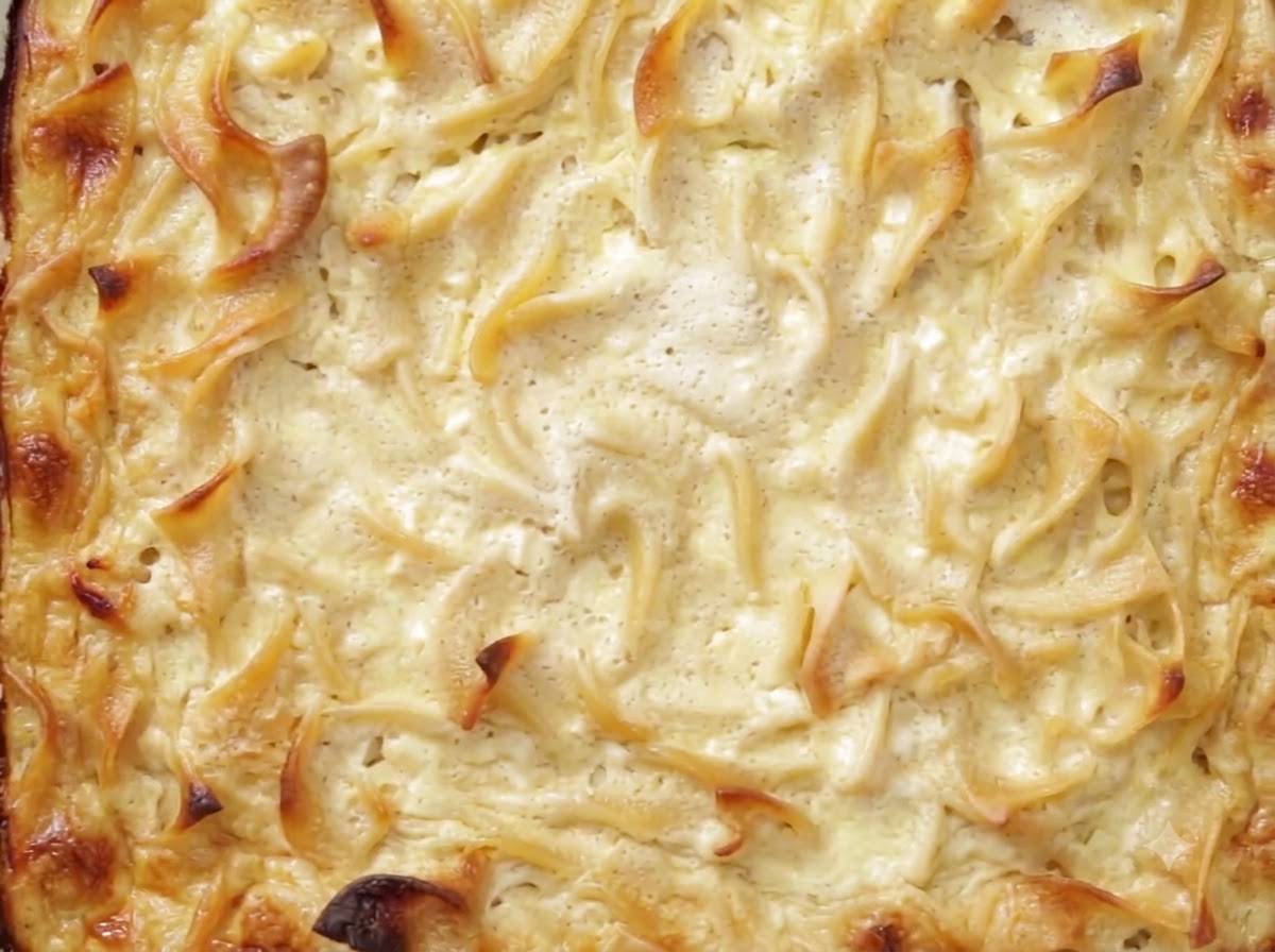 Nóż krojący schłodzony, upieczony kugel w szklanym naczyniu żaroodpornym.