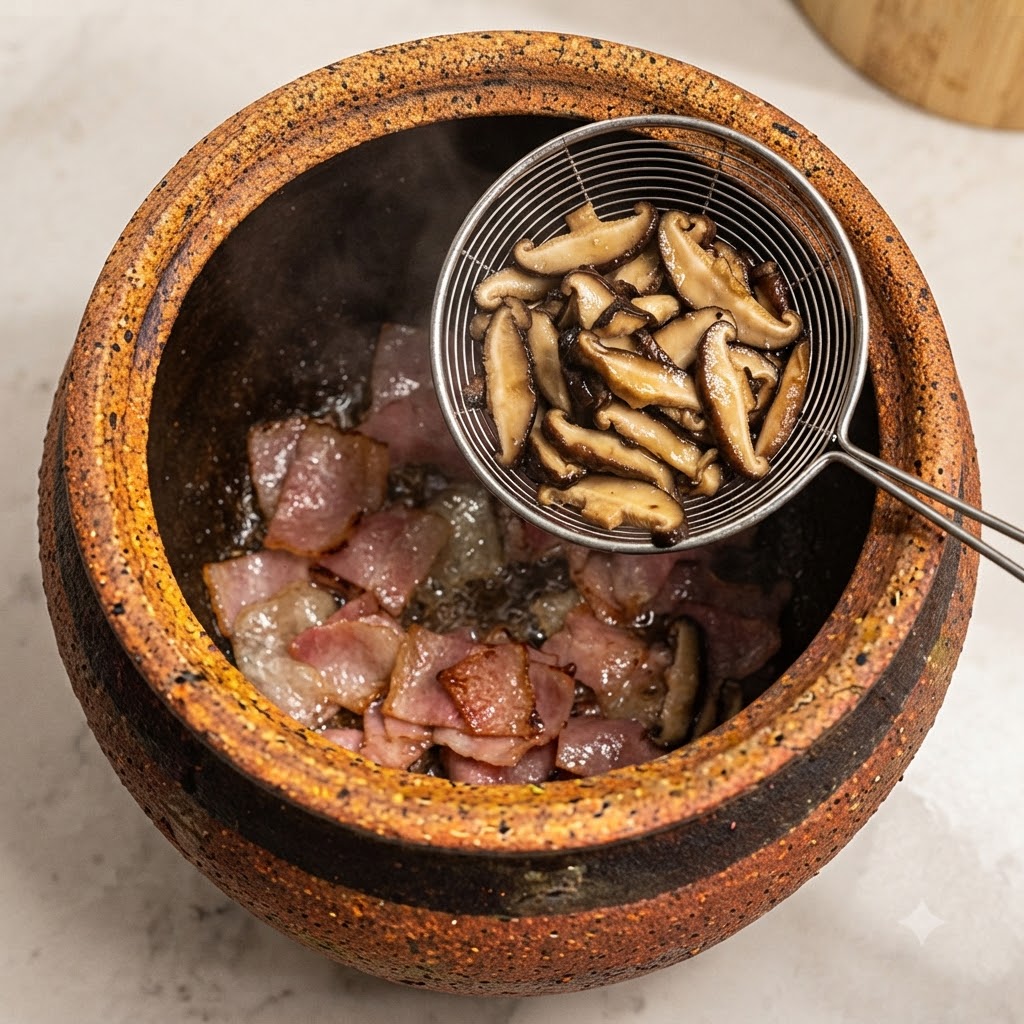 Pokrojone grzyby shiitake dodawane za pomocą sitka do garnka w celu podsmażenia z boczkiem.