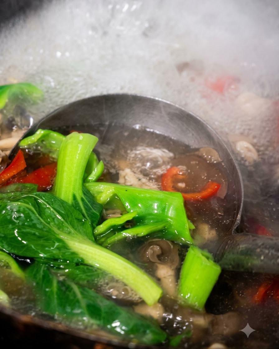 Chochla wyjmująca ugotowaną kapustę bok choy, papryki i grzyby z wrzącej wody.