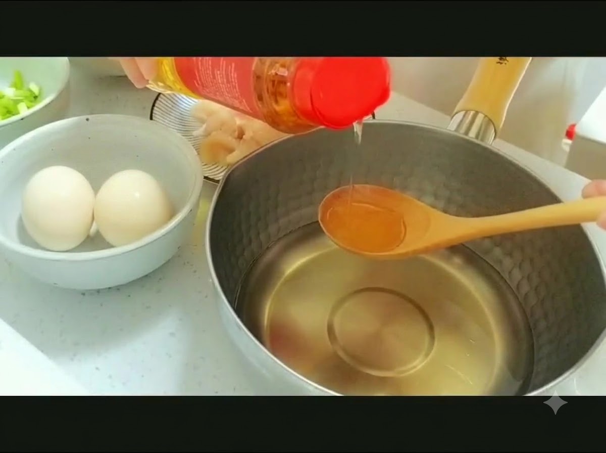 Mirin wlewany z butelki na drewnianą łyżkę nad garnkiem z wodą.