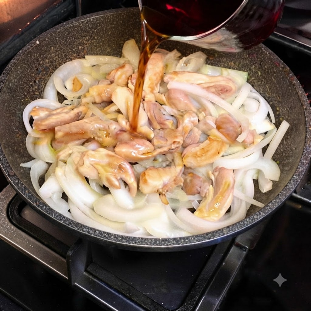 Ciemny sos sukiyaki wlewany ze szklanego pojemnika na patelnię zawierającą kawałki kurczaka i pokrojoną cebulę.